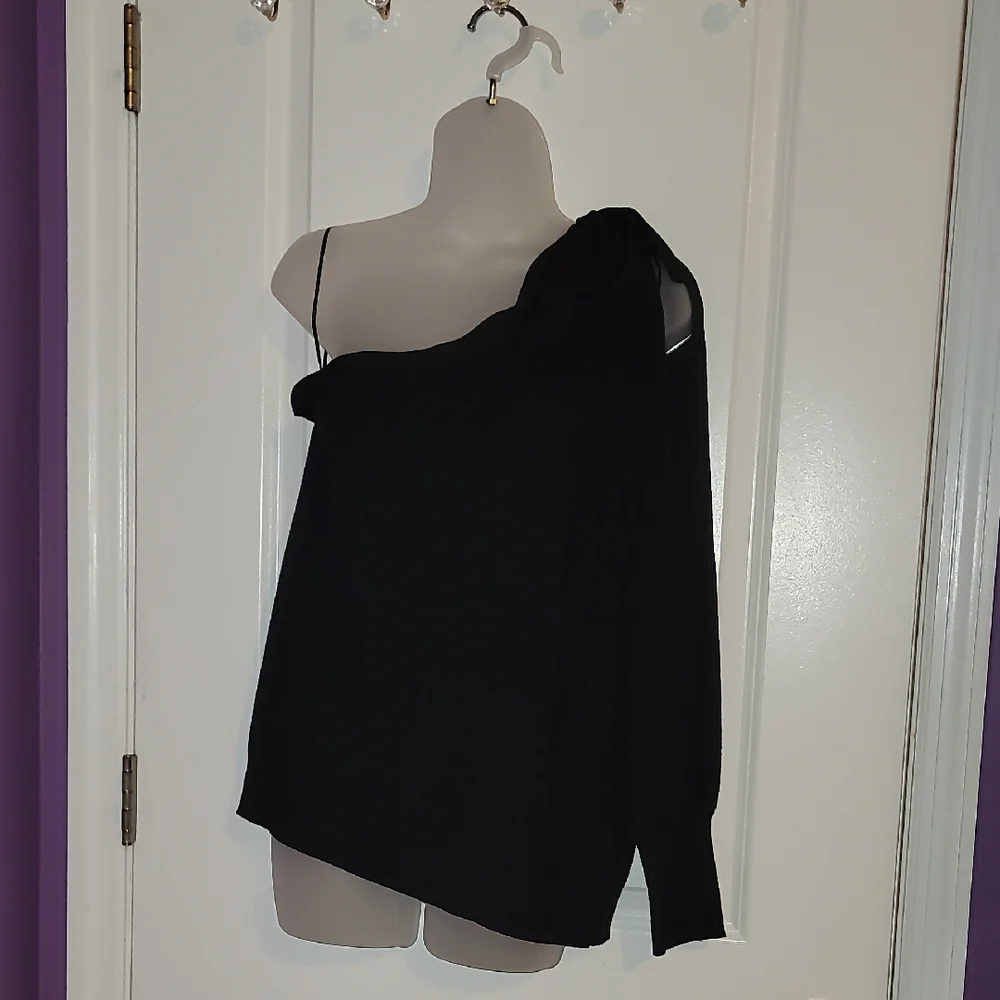 Sofia by Sofia Vergara One-Shoulder Black Top With Shoulder Tie Sz: 2x - Picture 2 of 9